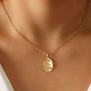 Flower pendant necklace